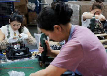 Chinese manufacturing activity edges up in June