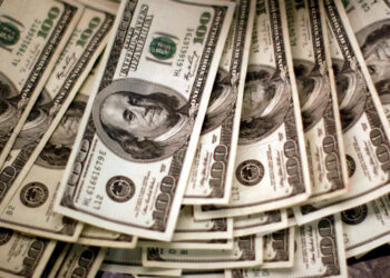Dollar slides as Trump eyes new Fed boss