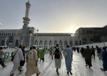 Million-plus pilgrims to begin hajj under blazing sun