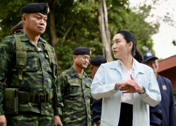 Thai PM meets army commander in bid to save coalition