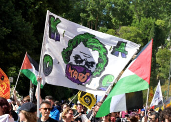 Thousands march in Rome against security law