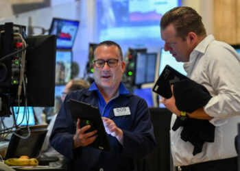 US stocks close higher on trade hopes