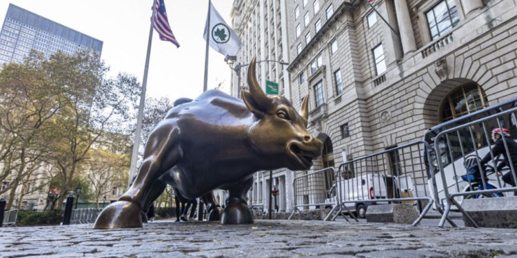 US stocks end mostly up as markets eye trade talks