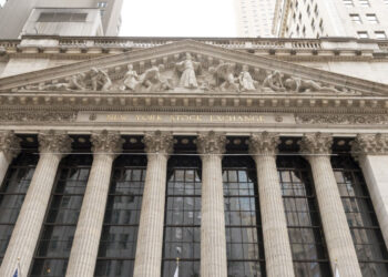 US stocks mixed on slower hiring, economic uncertainty