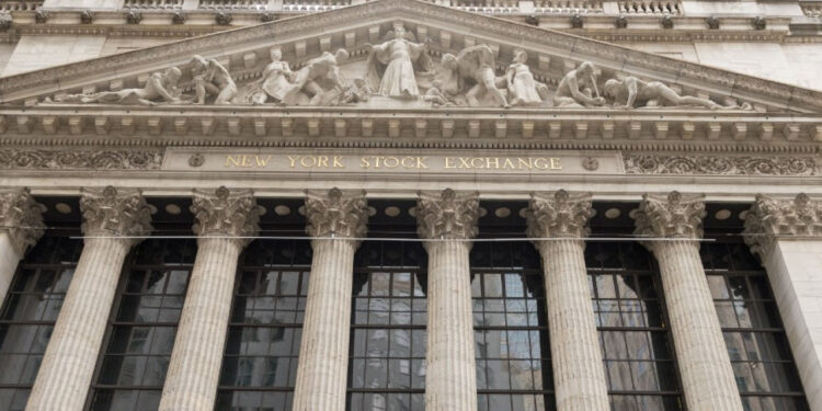 US stocks mixed on slower hiring, economic uncertainty