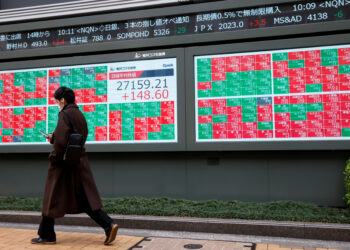 US stocks rise, S&P 500 ends just shy of record
