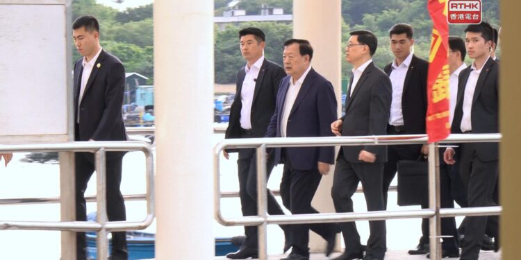 Xia meets business leaders, visits Ocean Park