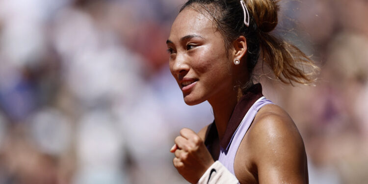 Zheng Qinwen battles into French Open last 16