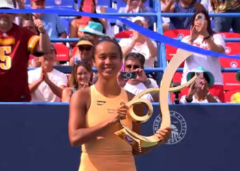 First WTA 500 win for Fernandez as de Minaur hangs on