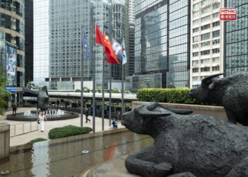 Hang Seng Index opens above 25,000, mainland mixed