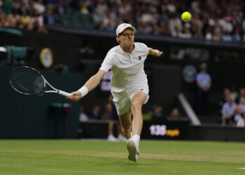 Sinner, Djokovic remain on course for Wimbledon clash