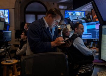 S&P 500, Nasdaq end at record highs