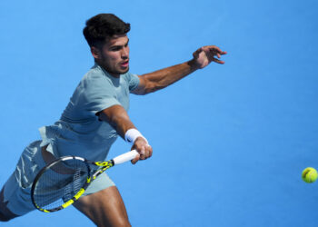 Alcaraz battles through in Cincinnati opening match