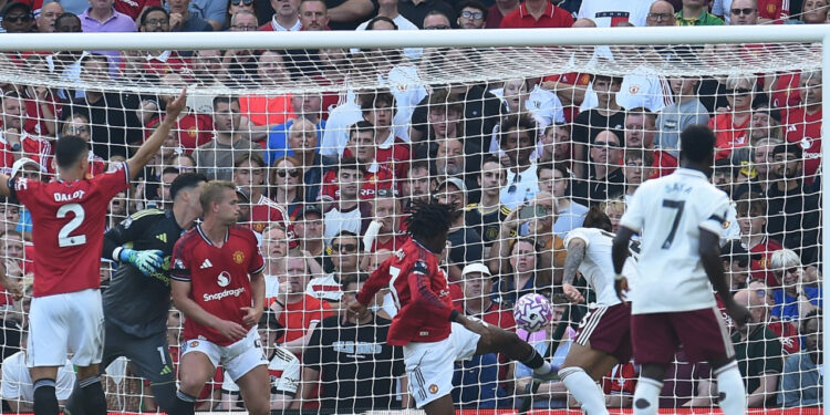 Arsenal capitalise on error to beat Man Utd 1-0