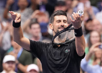 Djokovic stays on track for semis clash with Alcaraz