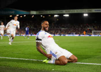 Leeds sink Everton in return to Premier League
