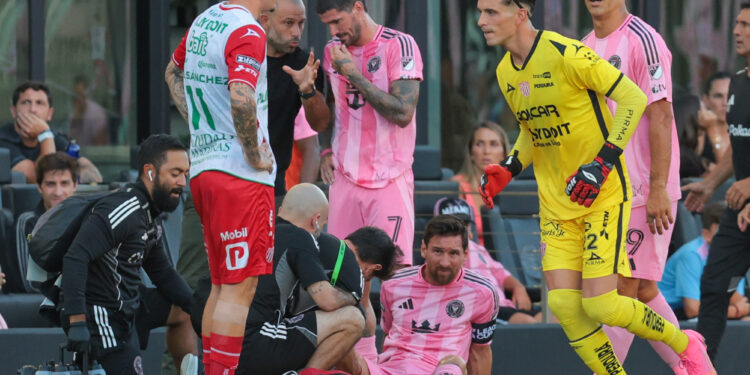 Lionel Messi suffers hamstring injury