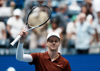 Sinner, Swiatek romp through at US Open