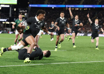 All Blacks show grit to edge Springboks