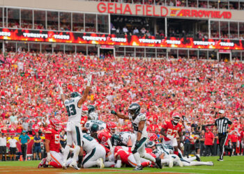 Eagles hold off Chiefs in Super Bowl rematch