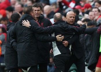 Liverpool beat Everton to maintain perfect start