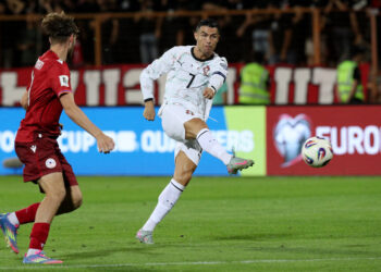 Portugal cruise, England flat in World Cup qualifying