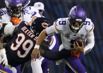 Vikings spark late rally to edge Bears in Chicago