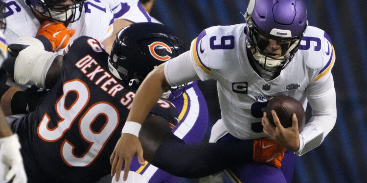 Vikings spark late rally to edge Bears in Chicago