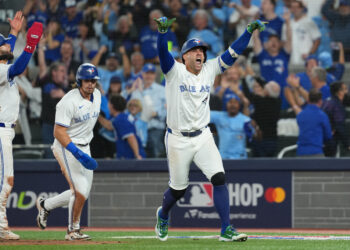 Jays sink Mariners for first World Series in 32 years