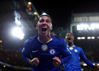 Liverpool lose again, Arsenal go top of Premier League