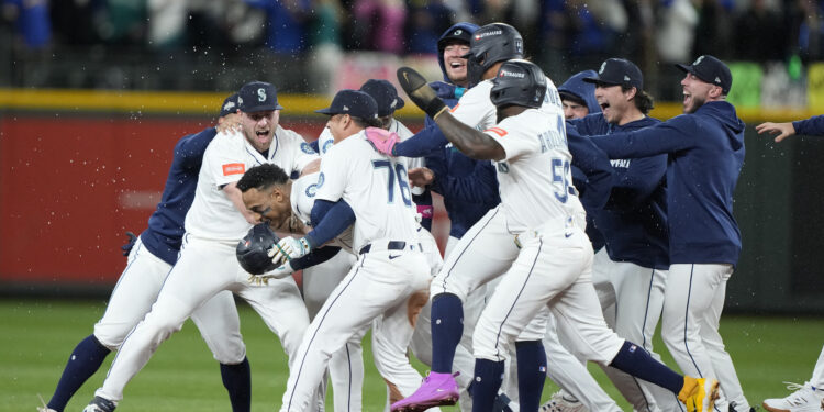 Mariners tame Tigers in longest playoff game