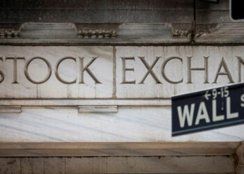 US stocks falter as traders weigh political turmoil