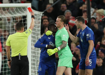 Everton shrug off bizarre red card to beat Man Utd