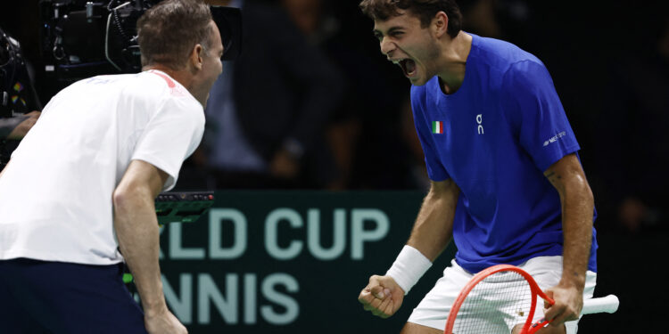 Italy shut down Austria to move into Davis Cup semis