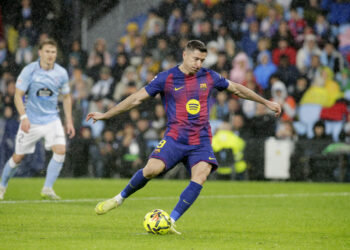 Lewandowski hat-trick lifts Barcelona over Celta