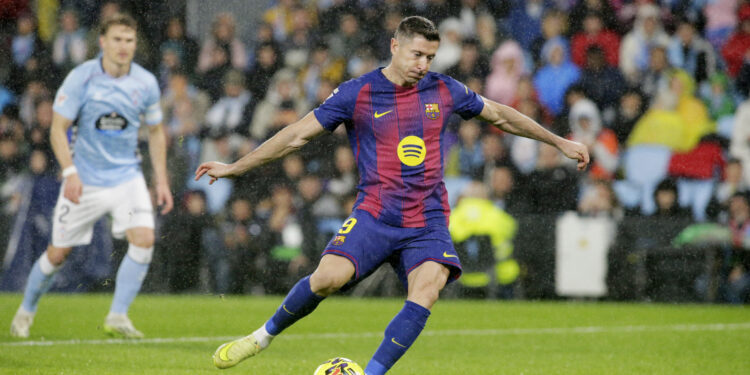 Lewandowski hat-trick lifts Barcelona over Celta