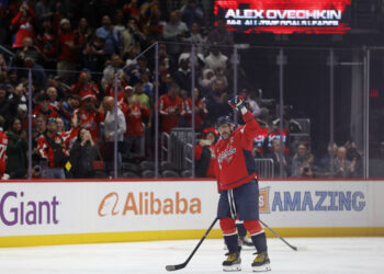 Ovechkin makes history with 900th career NHL goal