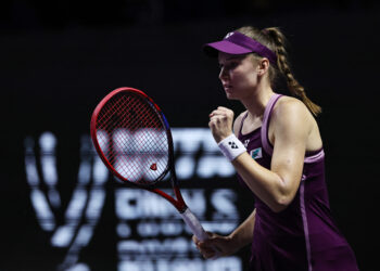 Rybakina downs Swiatek to reach WTA Finals last four