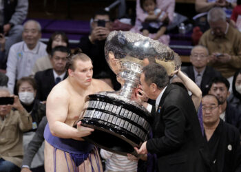 Ukrainian wins inner war for first sumo title