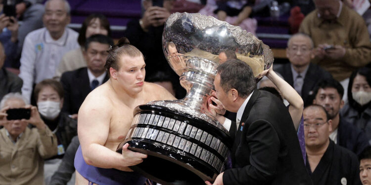 Ukrainian wins inner war for first sumo title