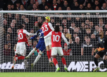10-man Chelsea hold Arsenal; Isak scores for Liverpool