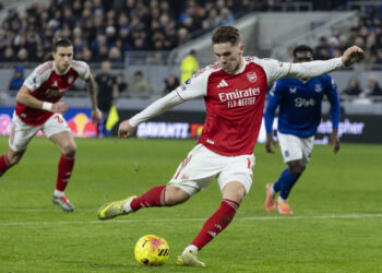 Arsenal stay top despite Man City win