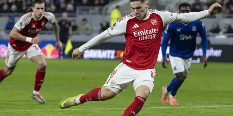 Arsenal stay top despite Man City win