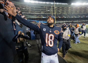 Bears stun Packers to extend division lead