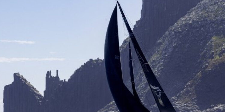 Comanche captures Sydney to Hobart yacht race