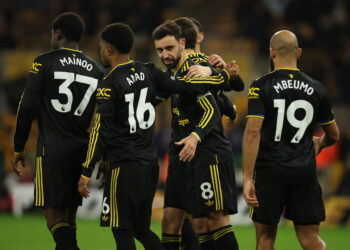 Fernandes inspires Man Utd to rout of Wolves
