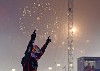 Verstappen wins Qatar GP to set up final race showdown