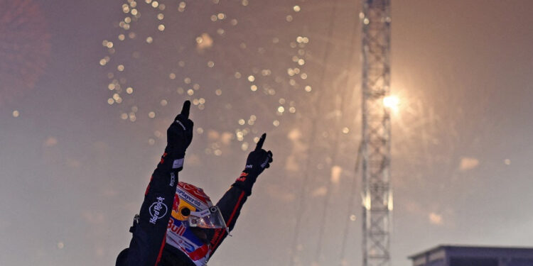 Verstappen wins Qatar GP to set up final race showdown
