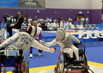 Wheelchair fencer bags bronze at para games