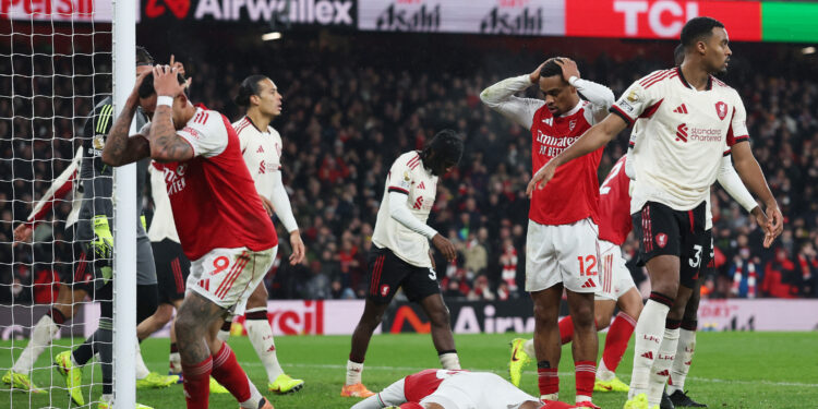 Arsenal miss chance to stretch lead in Liverpool draw